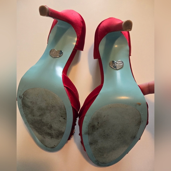 Betsey Johnson red satin jeweled bow heels, sz 8.5 - Picture 3 of 9